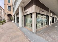 Negozio/Locale commerciale in affitto