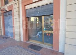 Negozio/Locale commerciale in affitto