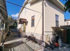 Casa indipendente in vendita