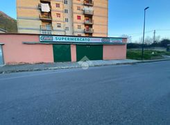 Negozio/Locale commerciale in affitto