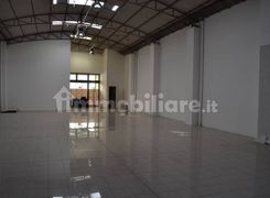 Negozio/Locale commerciale in affitto