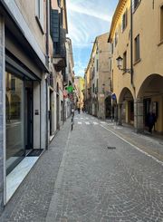 Negozio/Locale commerciale in affitto