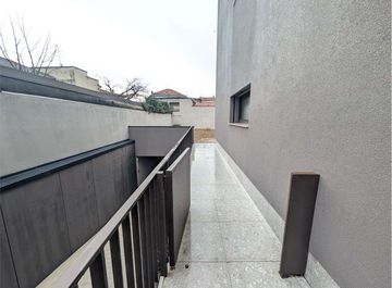 Trilocale in Via Alessandro Manzoni 5 a Arcore in zona Centro