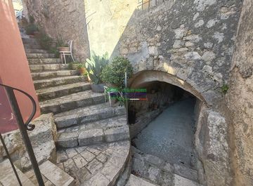 Casa indipendente in Via Maria Paterno' Arezzo a Ragusa in zona Ibla