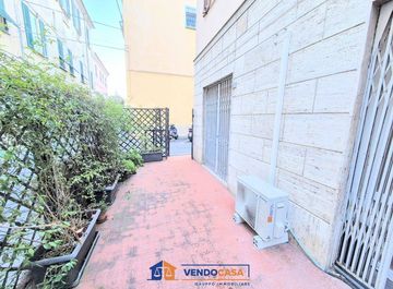 Locale commerciale in Via Domenico Brunenghi a Finale Ligure in zona Finalborgo-Monticello-Perti