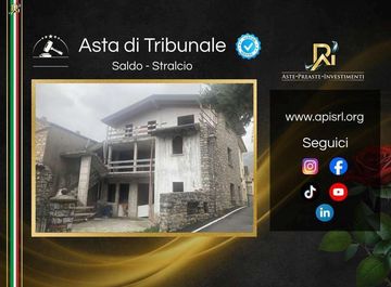 Casa indipendente in Via San Rocco 8 a Parzanica in zona Centro