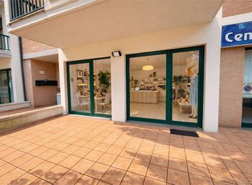 Locale commerciale in Via Enrico Fermi 25 a Monte San Vito in zona Borghetto