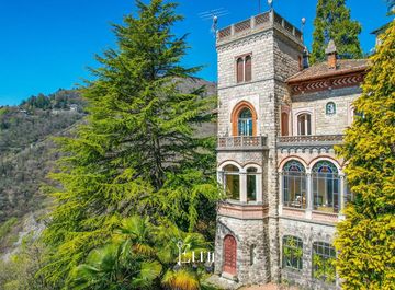 Villa in Via Fincarà 27 a Varese in zona Santa Maria del Monte, Rasa di Varese, Campo dei Fiori