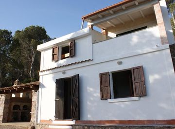 Nel monolocale la cucina a vista con scaffali e penisola - CasaFacile