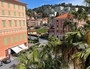 Foto 1 di 23 - Attico, mansarda in Vendita in Piazza Ulisse Calvi a Imperia