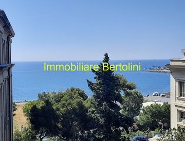 Foto 1 di 25 - Casa indipendente in Vendita in Via Vittorio Veneto a Imperia