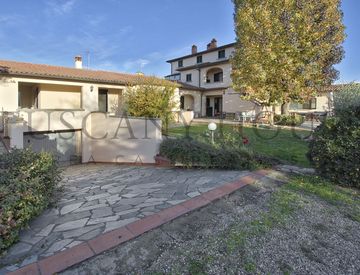 Facciata - Casa indipendente in Vendita in zona Frassineto-Policiano-Rigutino a Arezzo