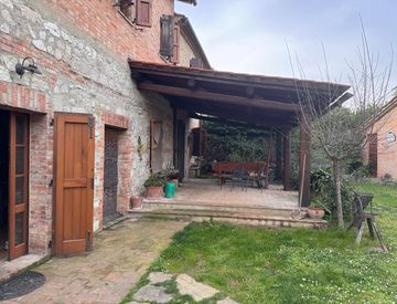 Facciata - Casa bifamiliare, trifamiliare in Vendita in Via Bocca degli Abati 9 a Castelnuovo Berardenga