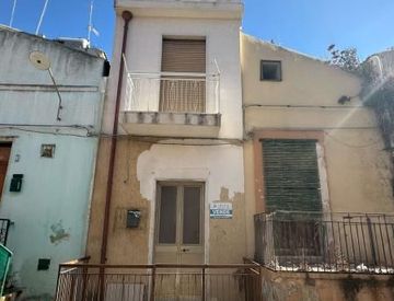 Foto 1 di 15 - Casa indipendente in Vendita in Via Fois a Ispica