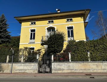 Foto 1 di 44 - Villa in Vendita in Via Brigate Garibaldi 51 a Varallo