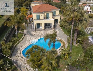 Piscina - Villa in Vendita in Via Giovanni Ballestra 11 a Imperia