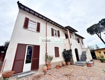Facciata - Villa in Vendita in Via Sant' Agostino a Pietrasanta