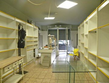 Foto 1 di 21 - Locale commerciale in Vendita in Via Sarzanese 2789 a Lucca