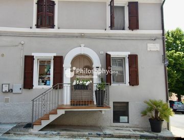 Facciata - Casa indipendente in Vendita in Piazza Crocifisso 11 a Loreto