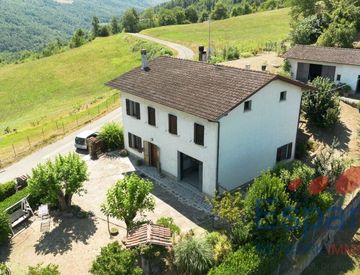 Facciata - Casa indipendente in Vendita in Via Ca' di Mosca 2 a Castiglione dei Pepoli