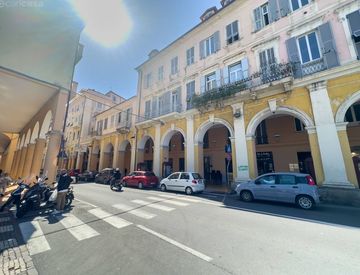 Foto 1 di 15 - Trilocale in Vendita in Strada Statale 1 17 -13 a Imperia