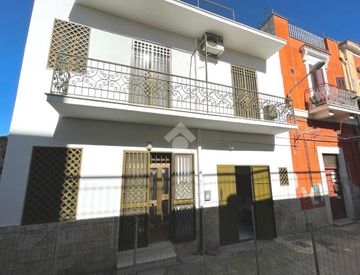 Foto 1 di 27 - Casa indipendente in Vendita in Vico Pietro Maroncelli 10 a Canosa di Puglia