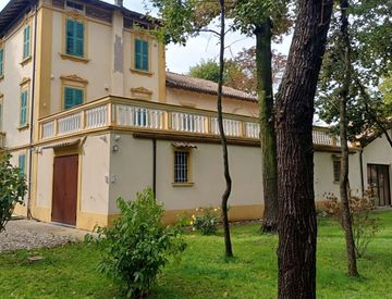Facciata - Casa indipendente in Vendita in zona Centro a Reggio Emilia