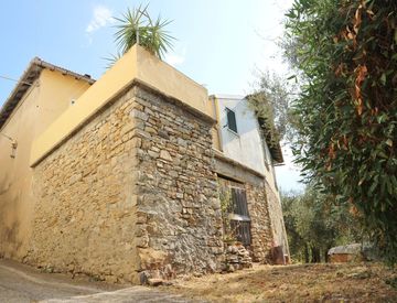 Foto 1 di 26 - Rustico, casale in Vendita in Via Ughi 12 a Diano San Pietro
