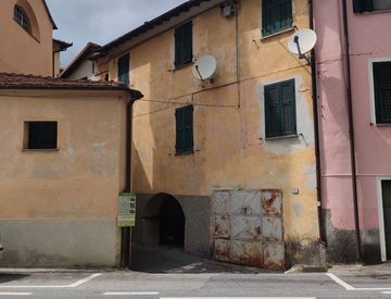 Foto 1 di 17 - Rustico, casale in Vendita in zona San Lazzaro Reale a Borgomaro