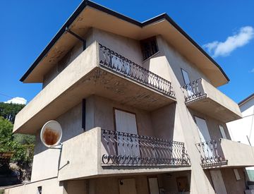 Facciata - Casa indipendente in Vendita in Corsanico a Massarosa