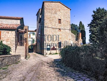 Foto 1 di 24 - Casa bifamiliare, trifamiliare in Vendita in Località Romazzano a Todi