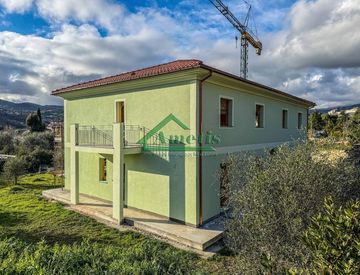 Foto 1 di 32 - Quadrilocale in Vendita in Via Caramagna 170 a Imperia