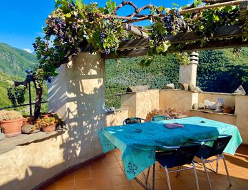 Terrazza - Rustico, casale in Vendita in Via Ludovico Brea a Montalto Carpasio