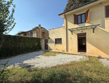 Facciata - Villa in Vendita in Via della Cisa 8 a Pietrasanta