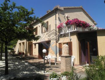 Facciata - Villa in Vendita in Via Kennedy a Camporotondo di Fiastrone