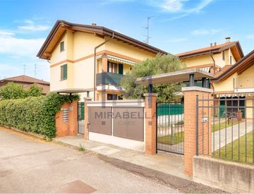 Facciata - Trilocale in Vendita in zona Centro a Giussano