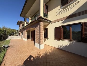 Facciata - Appartamento in Vendita in Località Palazzetta 1 a Castiglione del Lago