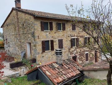 Foto 1 di 49 - Rustico, casale in Vendita a Serramazzoni