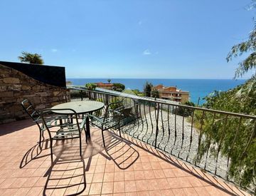 Terrazza - Trilocale in Vendita in Via Fossati 106 a Cipressa