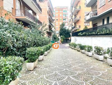 Foto 1 di 36 - Trilocale in Vendita in Via Franco Sacchetti a Roma