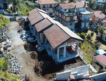 Foto 1 di 22 - Villetta a schiera in Vendita in Via Luigi Capuana a Trecastagni