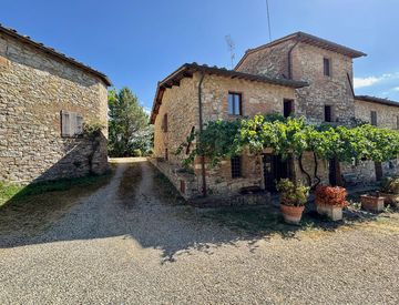 Facciata - Casa bifamiliare, trifamiliare in Vendita in bossi a Castelnuovo Berardenga