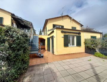 Foto 1 di 23 - Casa bifamiliare, trifamiliare in Vendita in Regione Morene a Taggia