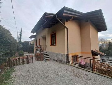 Facciata - Bilocale in Vendita in Via C. Battisti 5 a Gemonio