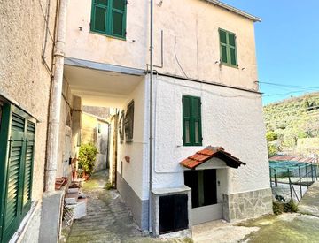 Foto 1 di 38 - Casa indipendente in Vendita in Via del Canto 2 a Imperia