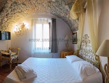 Camera da letto - Appartamento in Vendita a Dolceacqua