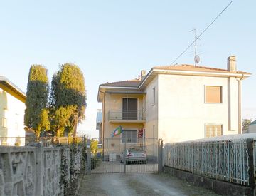 Facciata - Casa bifamiliare, trifamiliare in Vendita in Via Montello 10 a Lonate Pozzolo