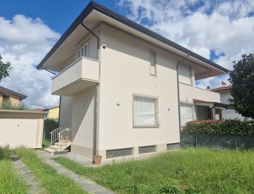 Facciata - Casa bifamiliare, trifamiliare in Vendita in Via Adua a Pietrasanta