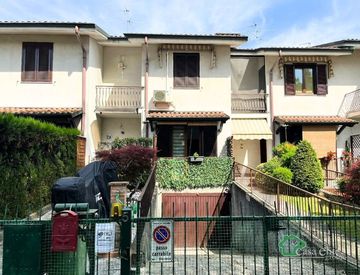 Facciata - Villetta a schiera in Vendita in Via Aldo Moro 5 a Dresano