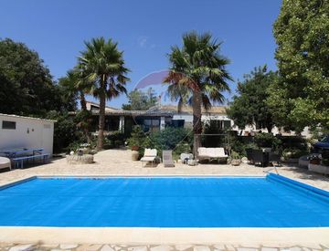 Piscina - Villa in Vendita in Strada Provinciale 10 a Ragusa